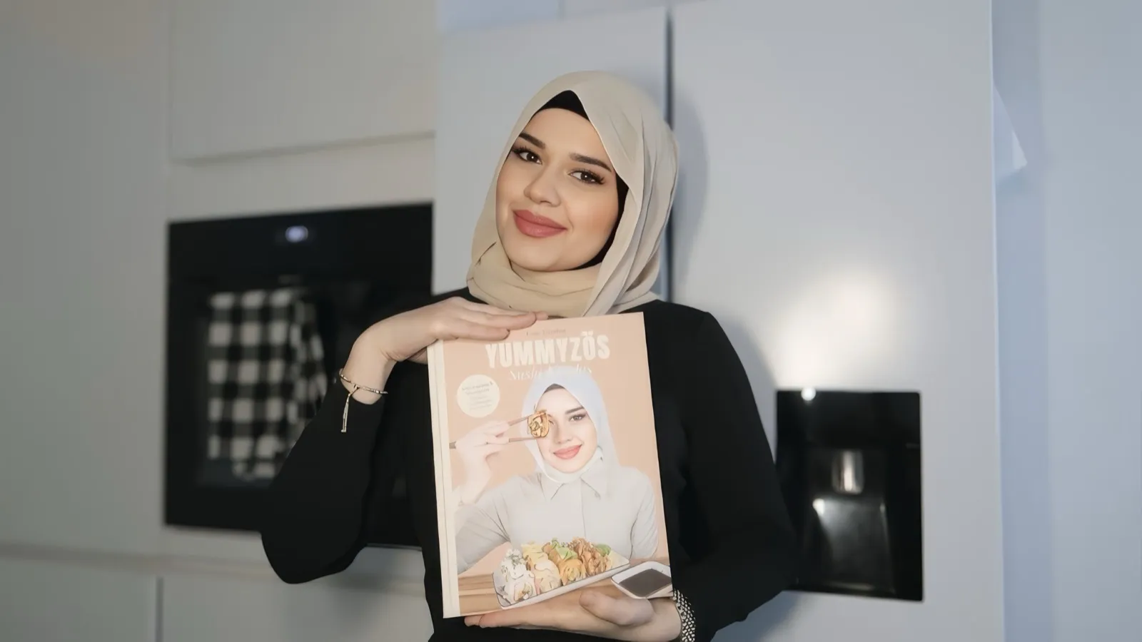 Autorin Lana Tomakin mit ihrem Buchprojekt bei Bookhub